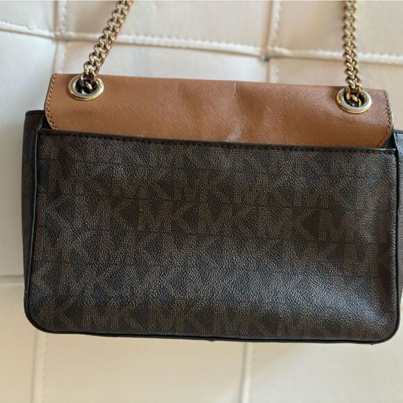 Michael Kors Tina Small Crossbody: An Elegant Style with Distinct Character. - Picture 10 of 14